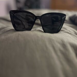 Chic Black Cat-Eye Sunglasses